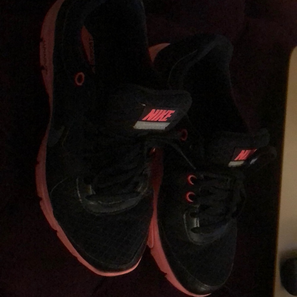 Nike blk/pinky orange neon, dynamic support, used but in great shape, size 6.5